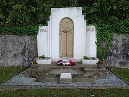 Gerbe au Cimetière Militaire